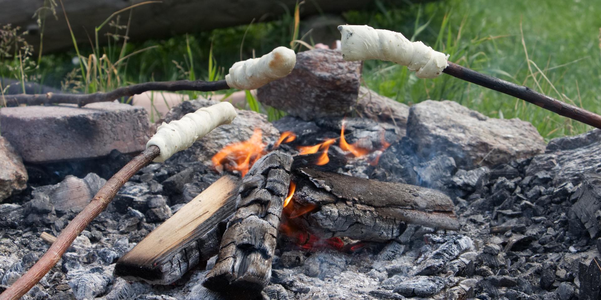 Stockbrot über dem Feuer