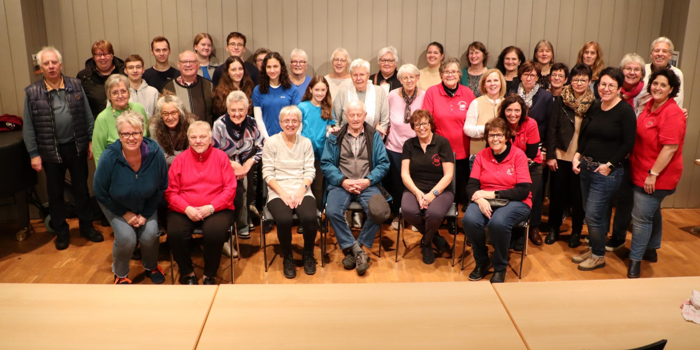 Gruppenfoto mit allen beteiligten Personen