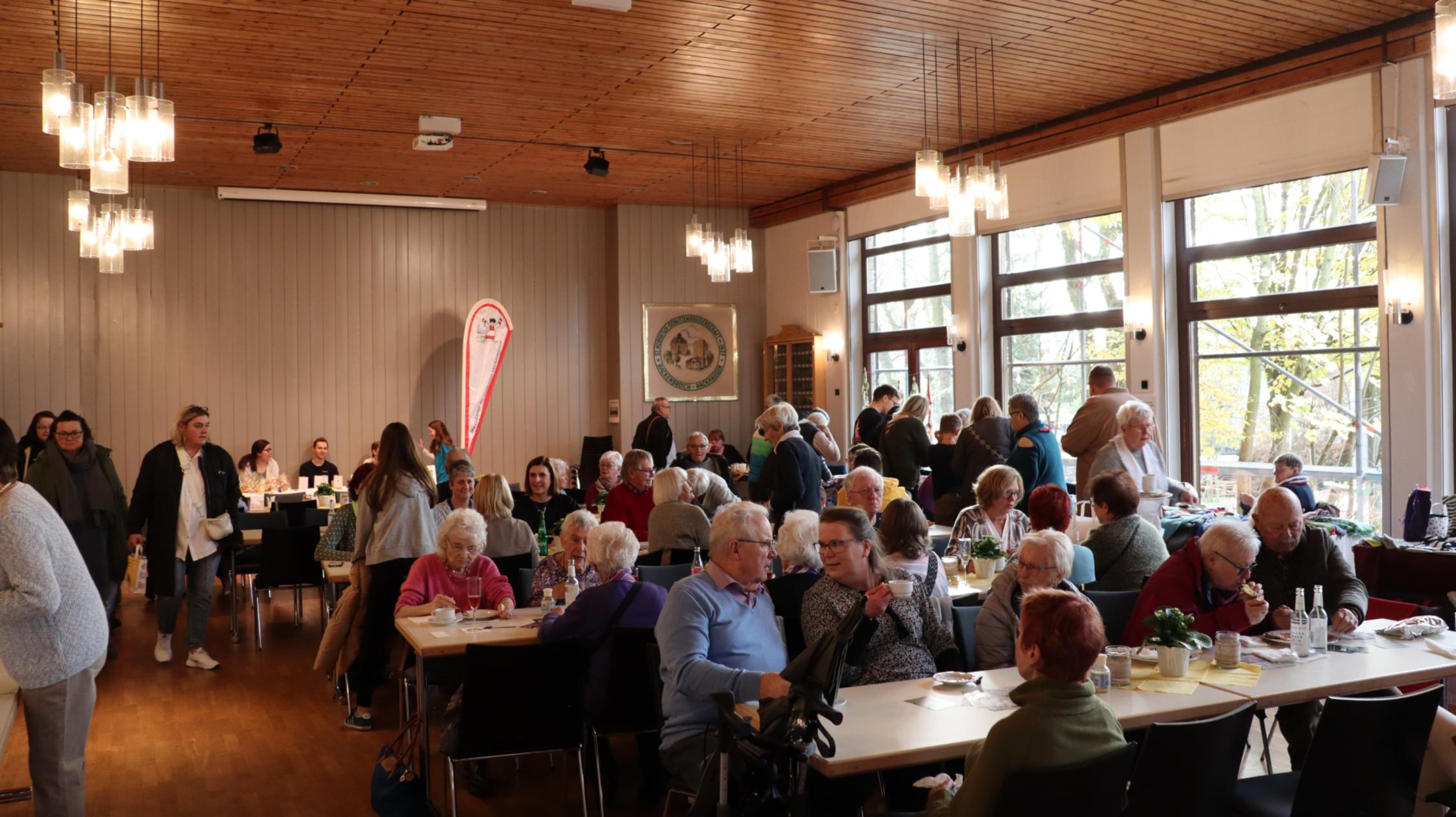 Der Saal im Pfarrzentrum war gut gefüllt.