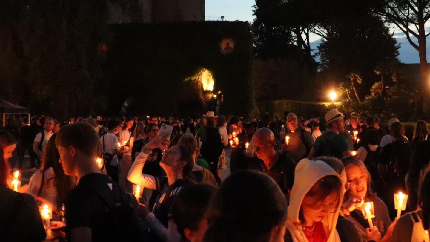 Lichterprozession in den Vatikanischen Gärten