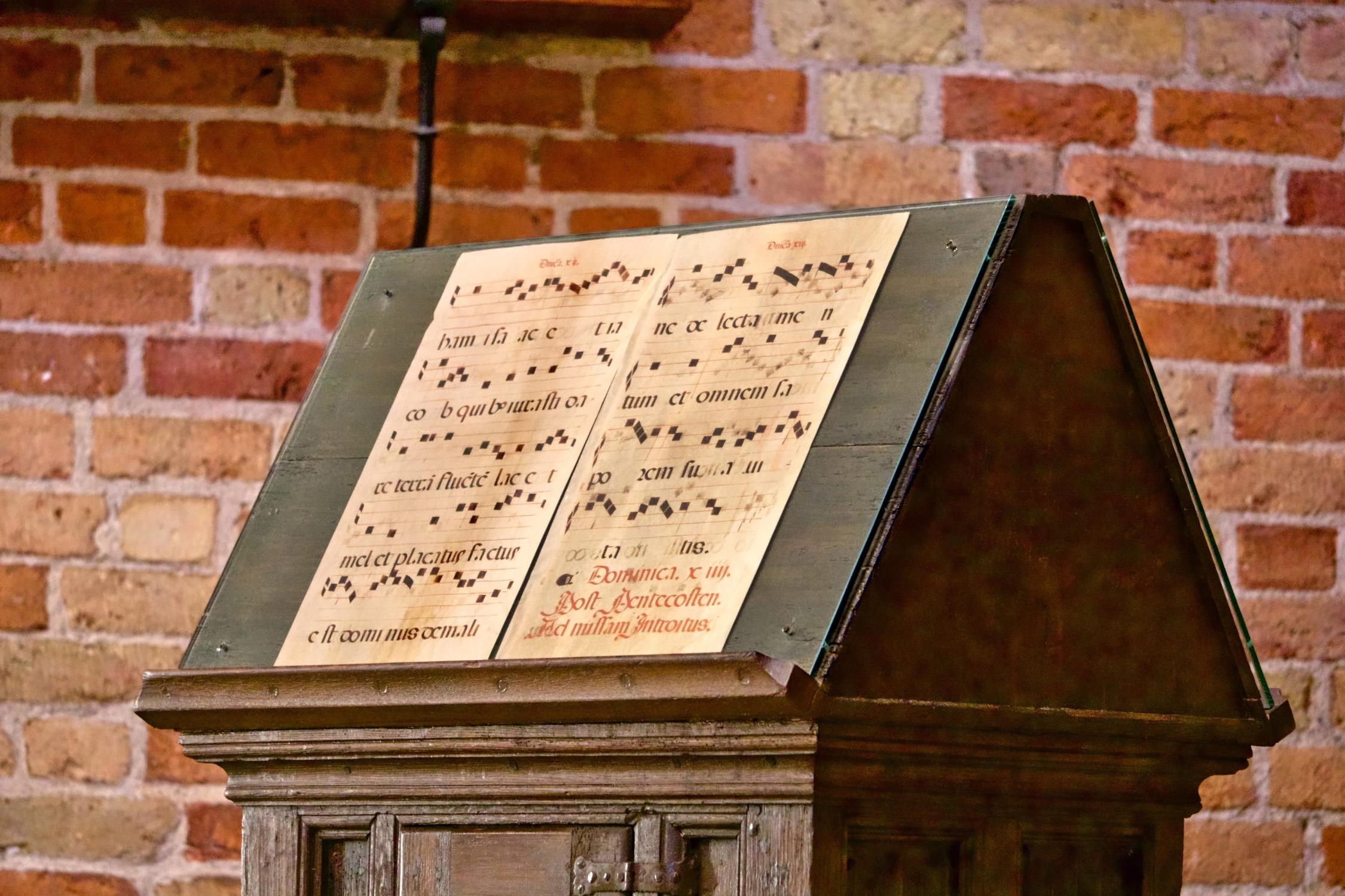 Notenpult mit Gesängen der Gregorianik